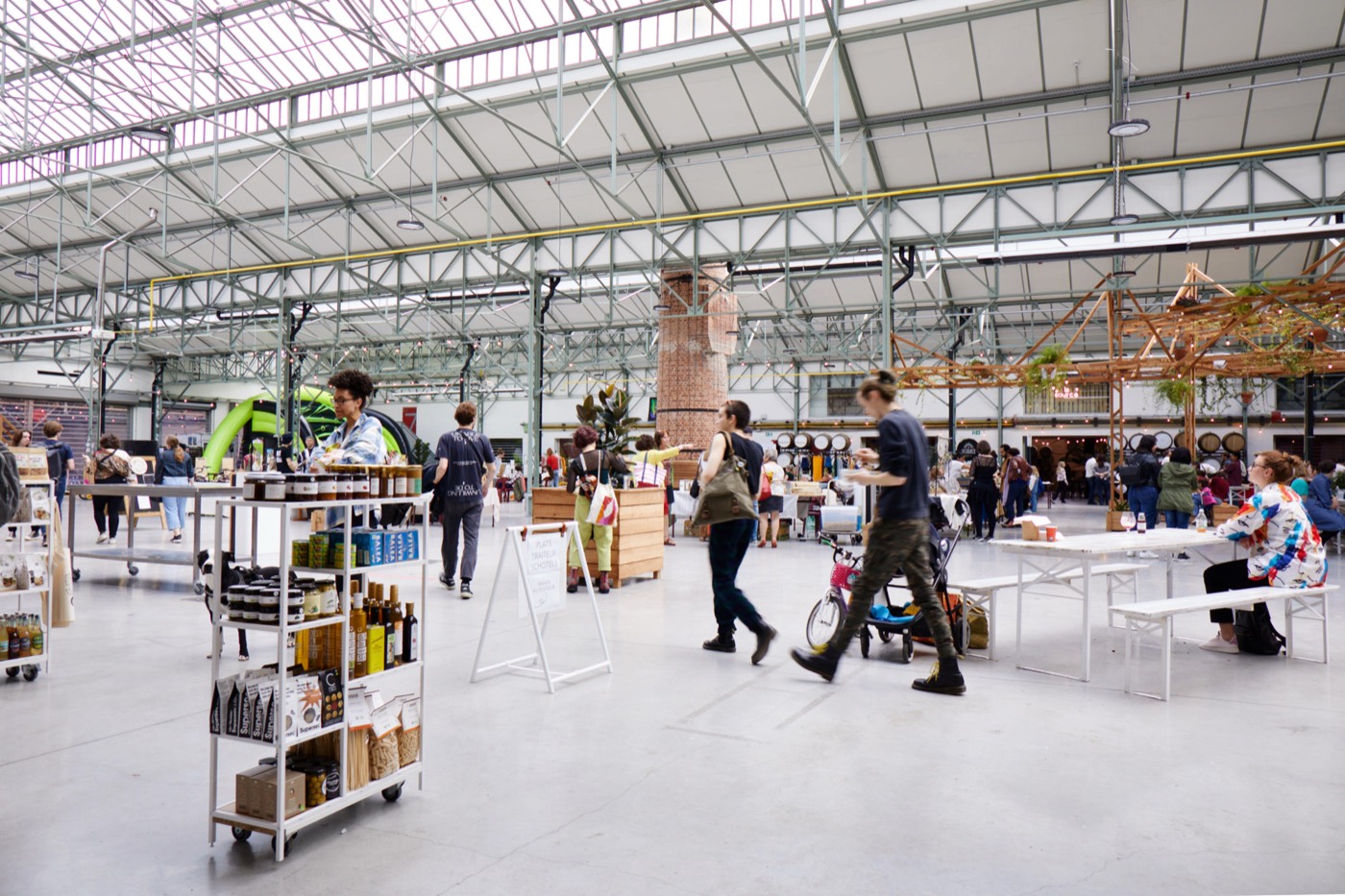 La Grande Halle du Be-Here avec les stands du festival