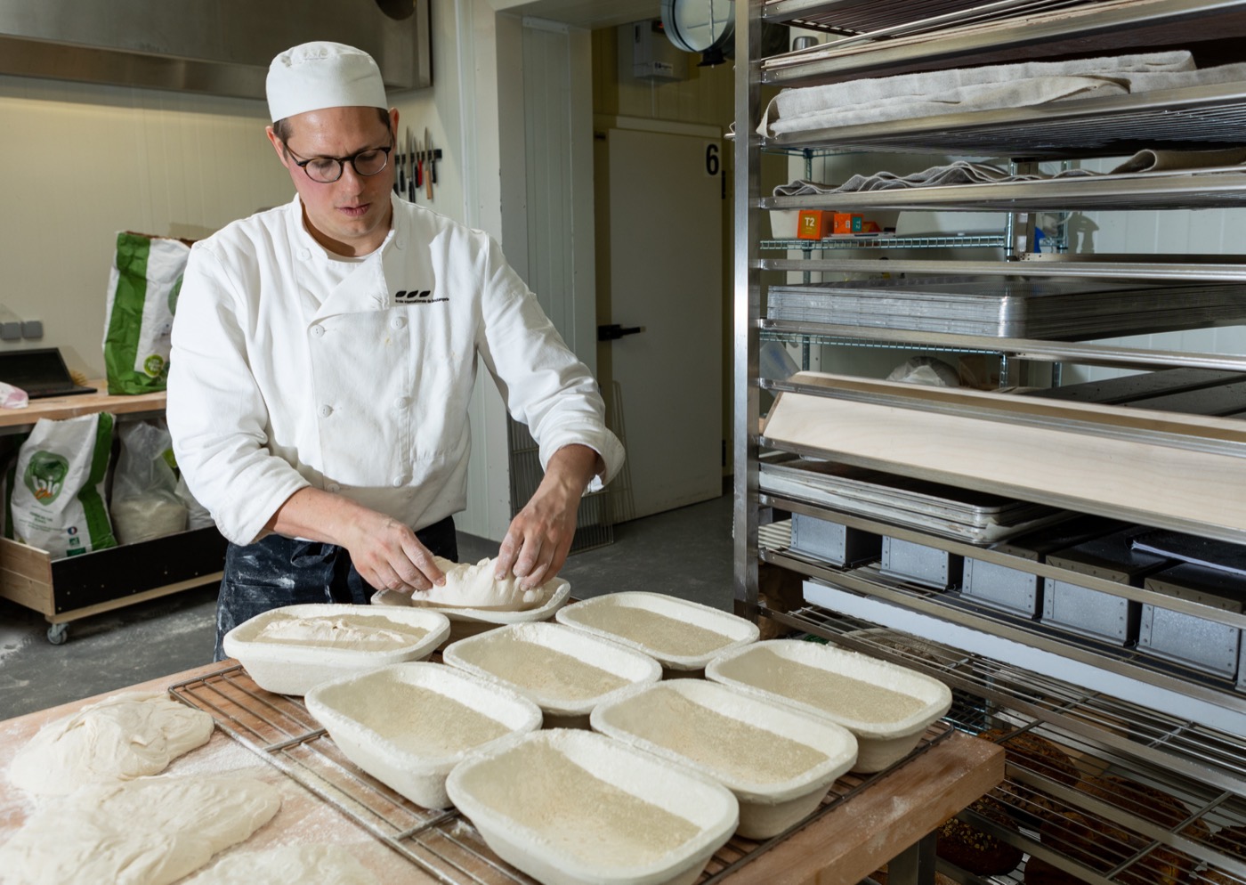 Boulanger façonnant le pain lors d'un atelier